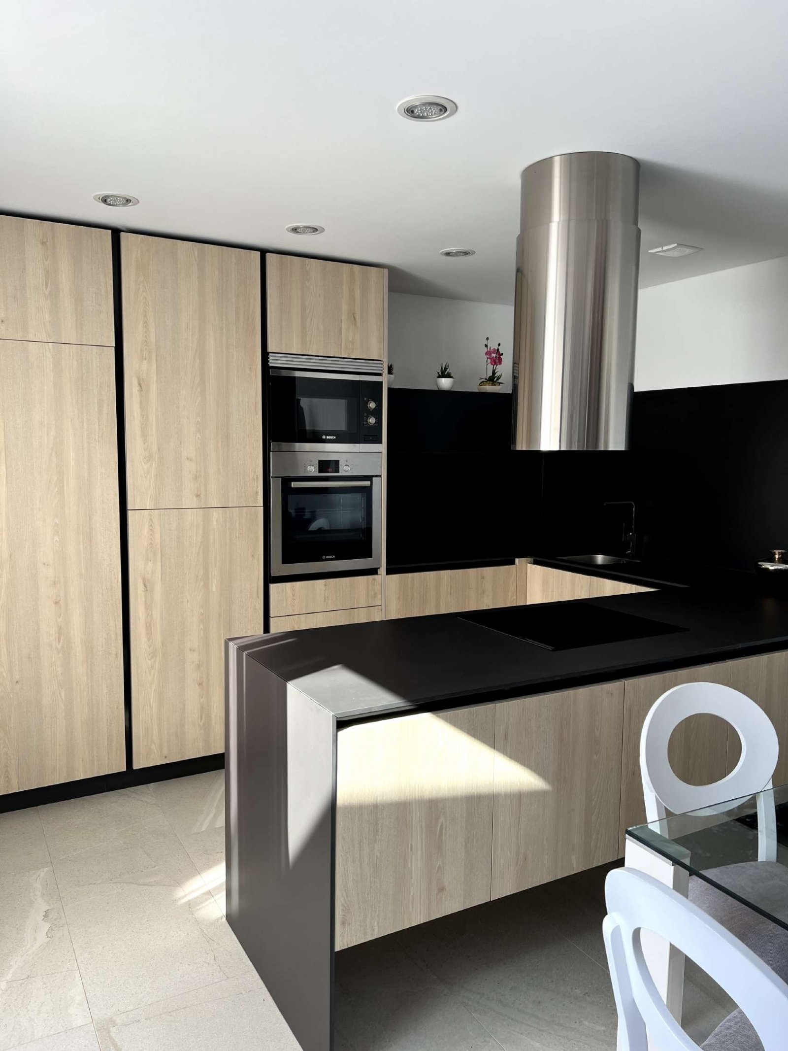 In der charmanten Stadt Rojales gelegen, bietet diese exklusive Sammlung von 7 freistehenden Häusern eine ideale Umgebung für diejenigen, die Ruhe un