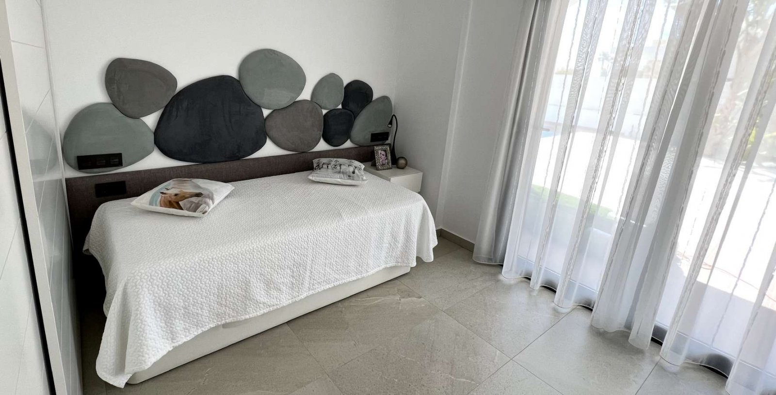 In der charmanten Stadt Rojales gelegen, bietet diese exklusive Sammlung von 7 freistehenden Häusern eine ideale Umgebung für diejenigen, die Ruhe un