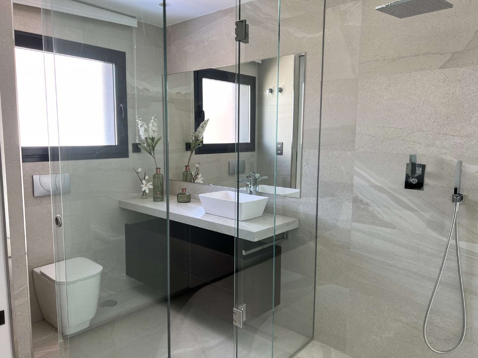 In der charmanten Stadt Rojales gelegen, bietet diese exklusive Sammlung von 7 freistehenden Häusern eine ideale Umgebung für diejenigen, die Ruhe un