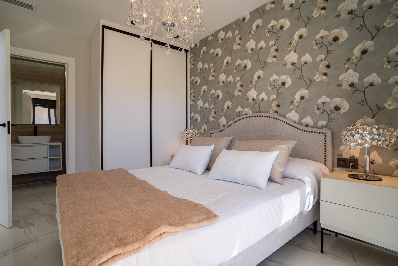 In der charmanten Gemeinde Pilar de la Horadada gelegen, bietet dieser Wohnkomplex eine Auswahl von 22 High-Bungalow und Low-Bungalow Wohnungen. Dies