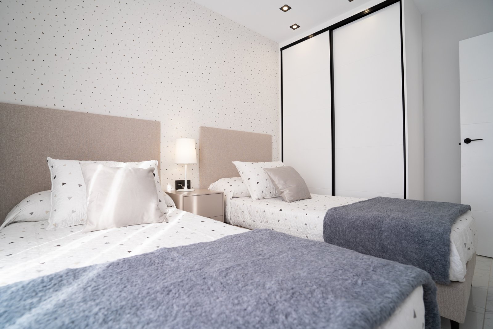  In der charmanten Gemeinde Pilar de la Horadada gelegen, bietet dieser Wohnkomplex eine Auswahl von 22 High-Bungalow und Low-Bungalow Wohnungen. Dies