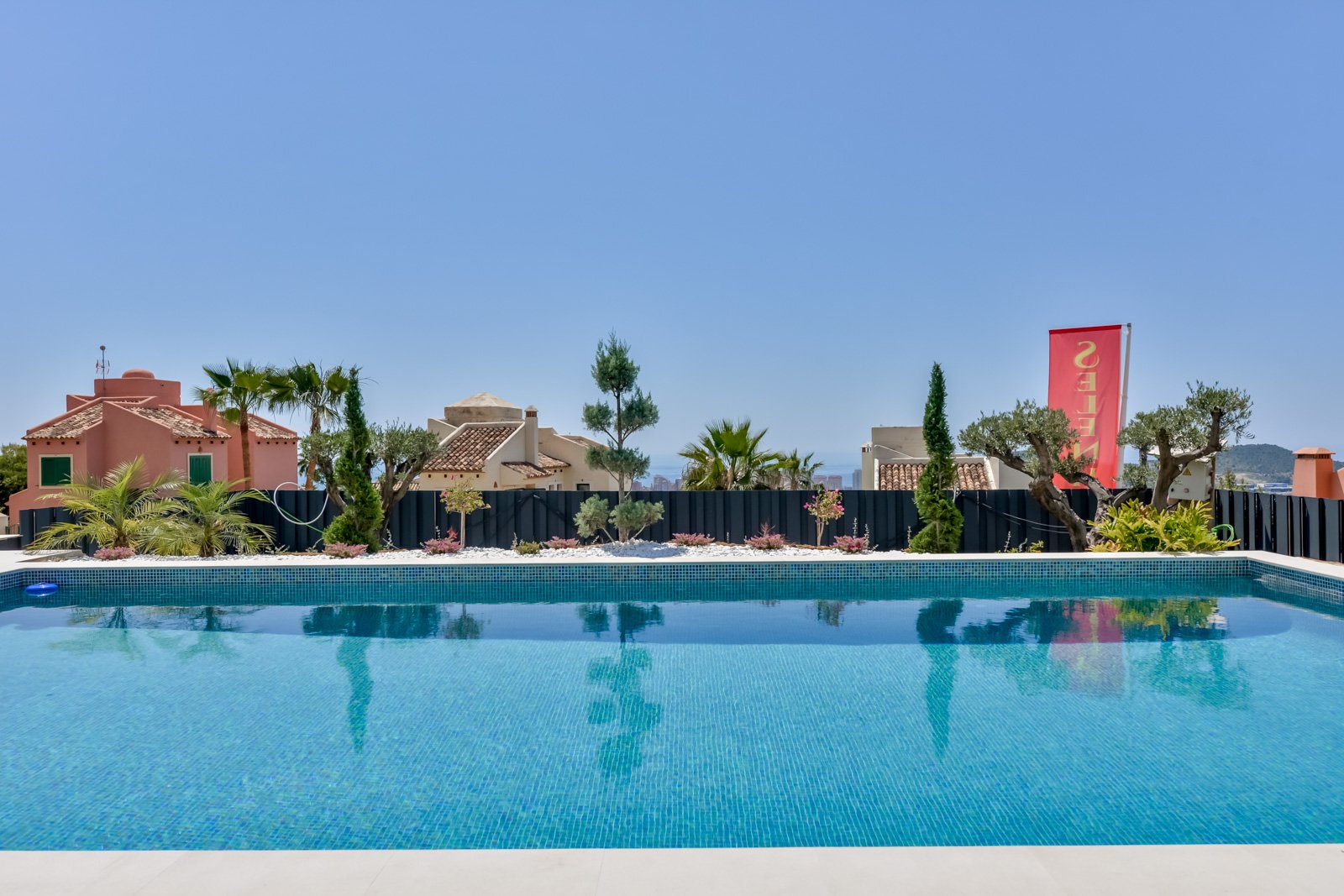  In der prestigeträchtigen Gegend von Golf Bahía gelegen, bieten diese exklusiven Villen ein unvergleichliches Wohnerlebnis. Mit nur drei verfügbaren 