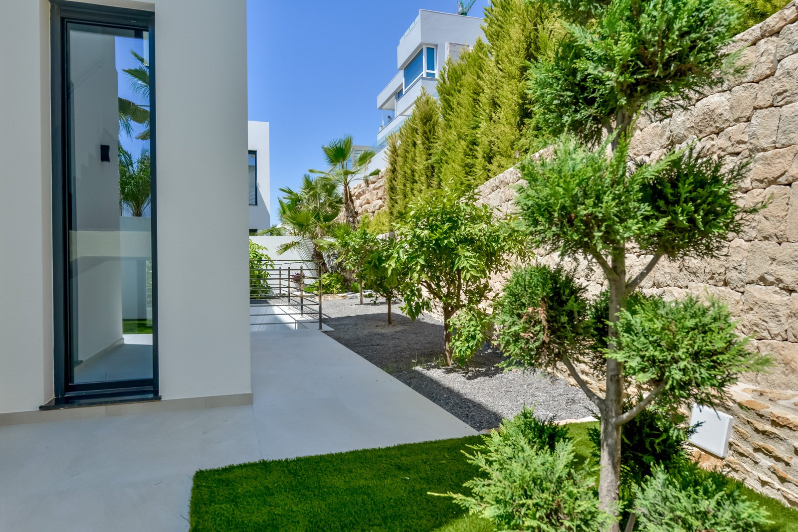  In der prestigeträchtigen Gegend von Golf Bahía gelegen, bieten diese exklusiven Villen ein unvergleichliches Wohnerlebnis. Mit nur drei verfügbaren 