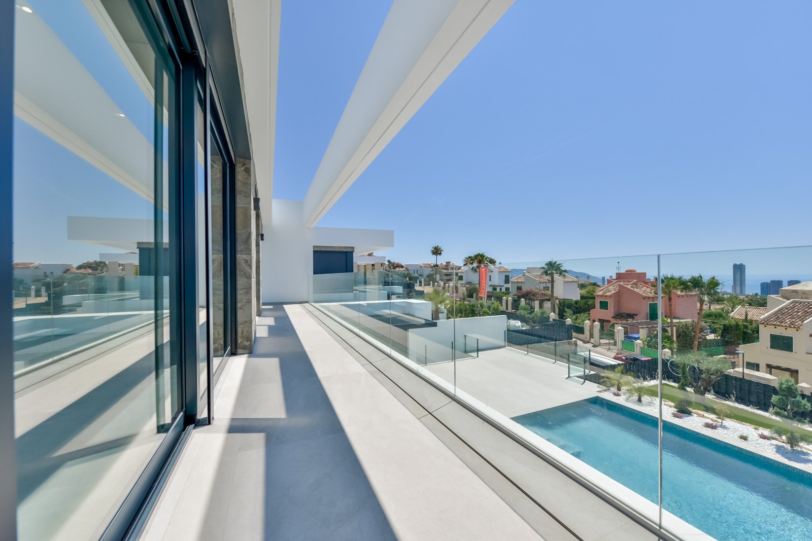  In der prestigeträchtigen Gegend von Golf Bahía gelegen, bieten diese exklusiven Villen ein unvergleichliches Wohnerlebnis. Mit nur drei verfügbaren 