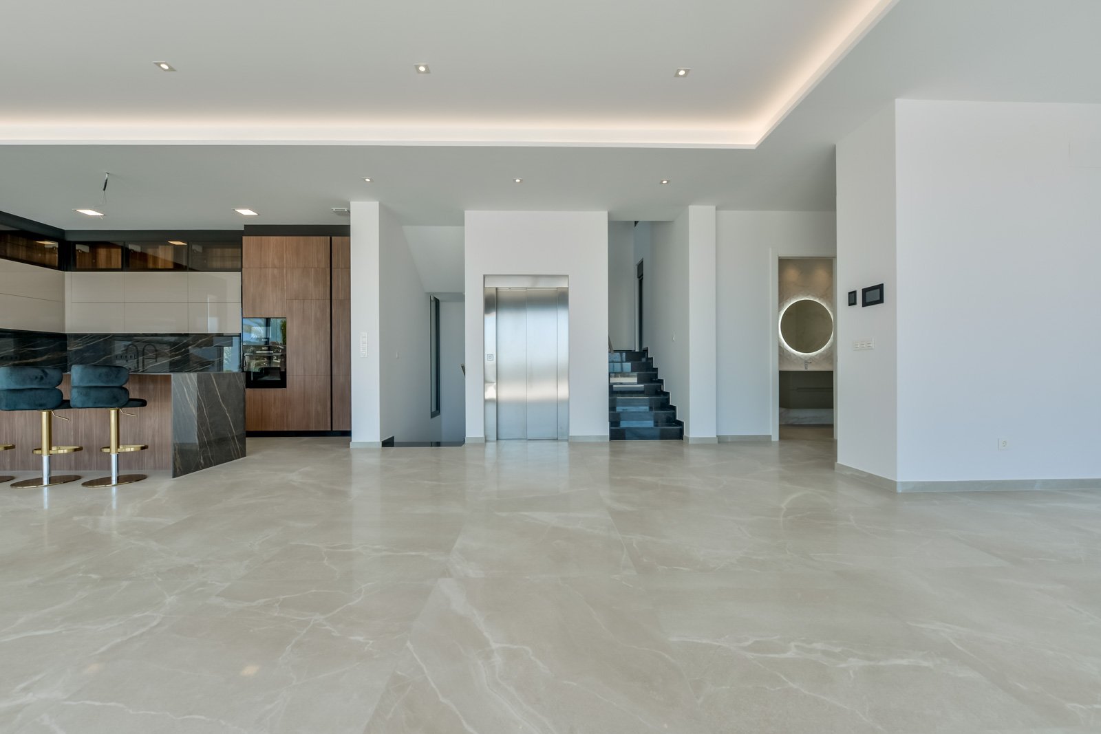  In der prestigeträchtigen Gegend von Golf Bahía gelegen, bieten diese exklusiven Villen ein unvergleichliches Wohnerlebnis. Mit nur drei verfügbaren 