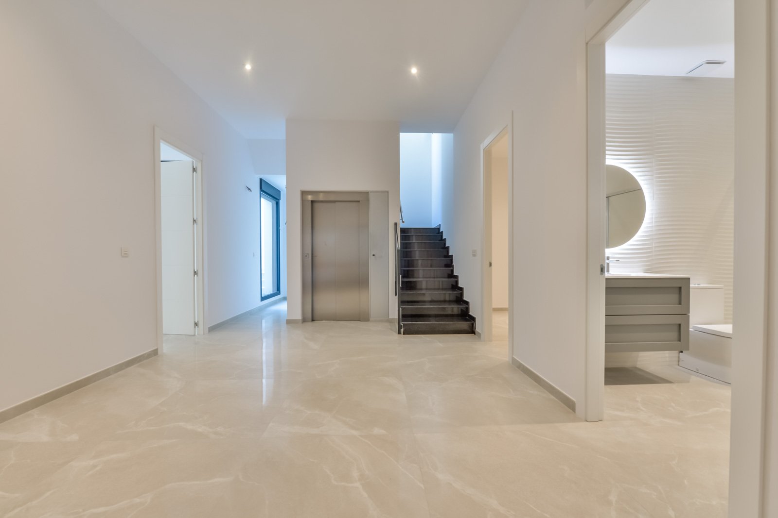  In der prestigeträchtigen Gegend von Golf Bahía gelegen, bieten diese exklusiven Villen ein unvergleichliches Wohnerlebnis. Mit nur drei verfügbaren 