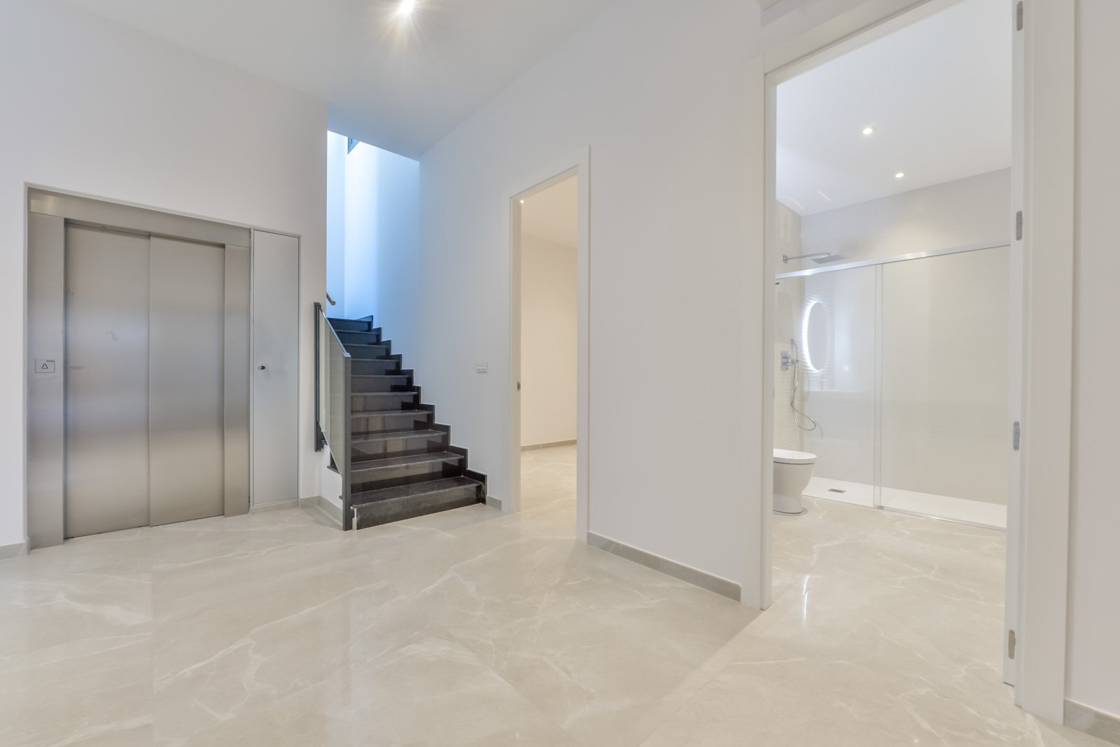  In der prestigeträchtigen Gegend von Golf Bahía gelegen, bieten diese exklusiven Villen ein unvergleichliches Wohnerlebnis. Mit nur drei verfügbaren 