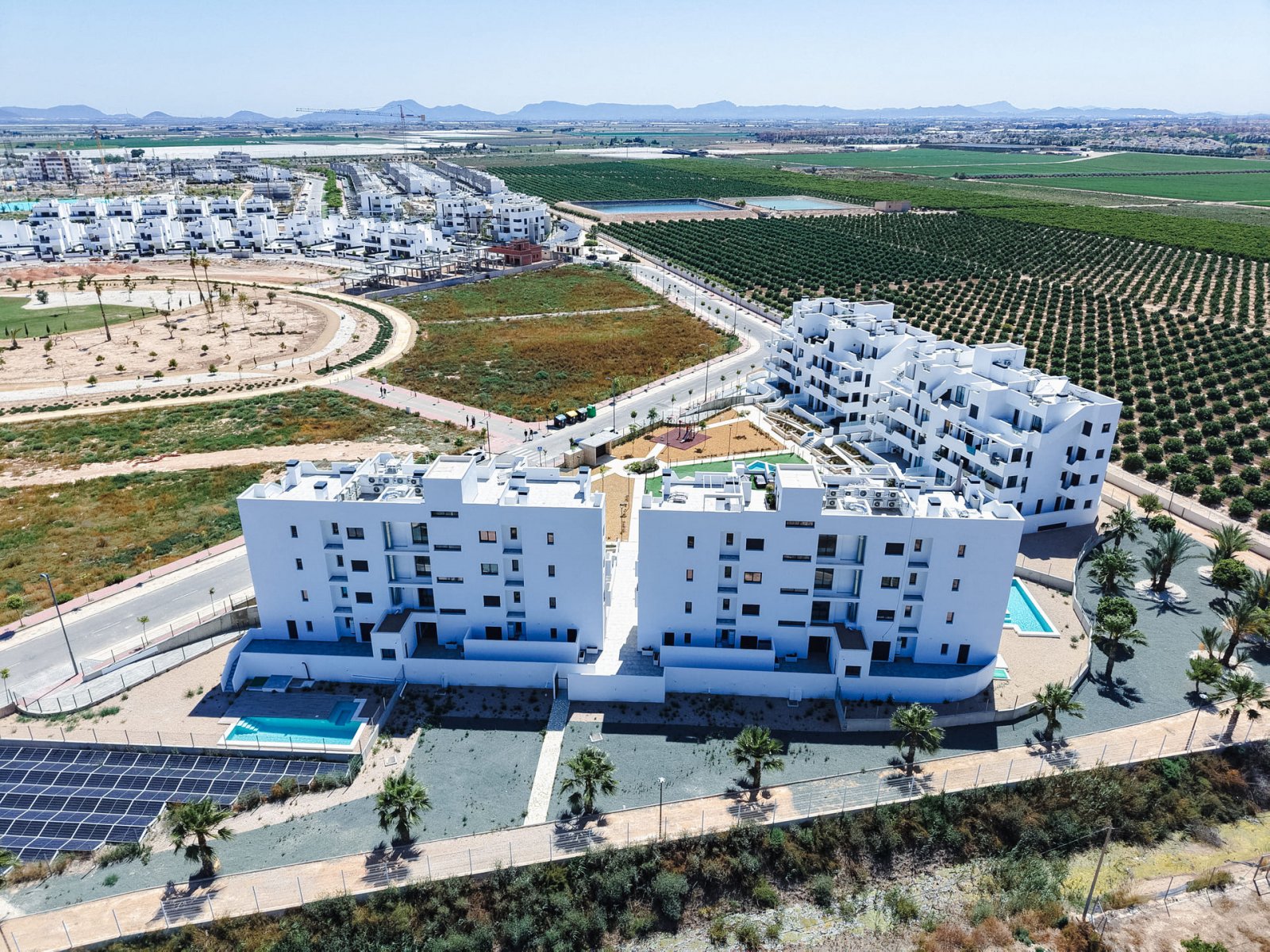  In Torre-Pacheco gelegen, bietet diese Wohnanlage eine Vielzahl von Wohnungen, darunter Apartments, Erdgeschosse und Penthäuser. Mit insgesamt 19 Imm