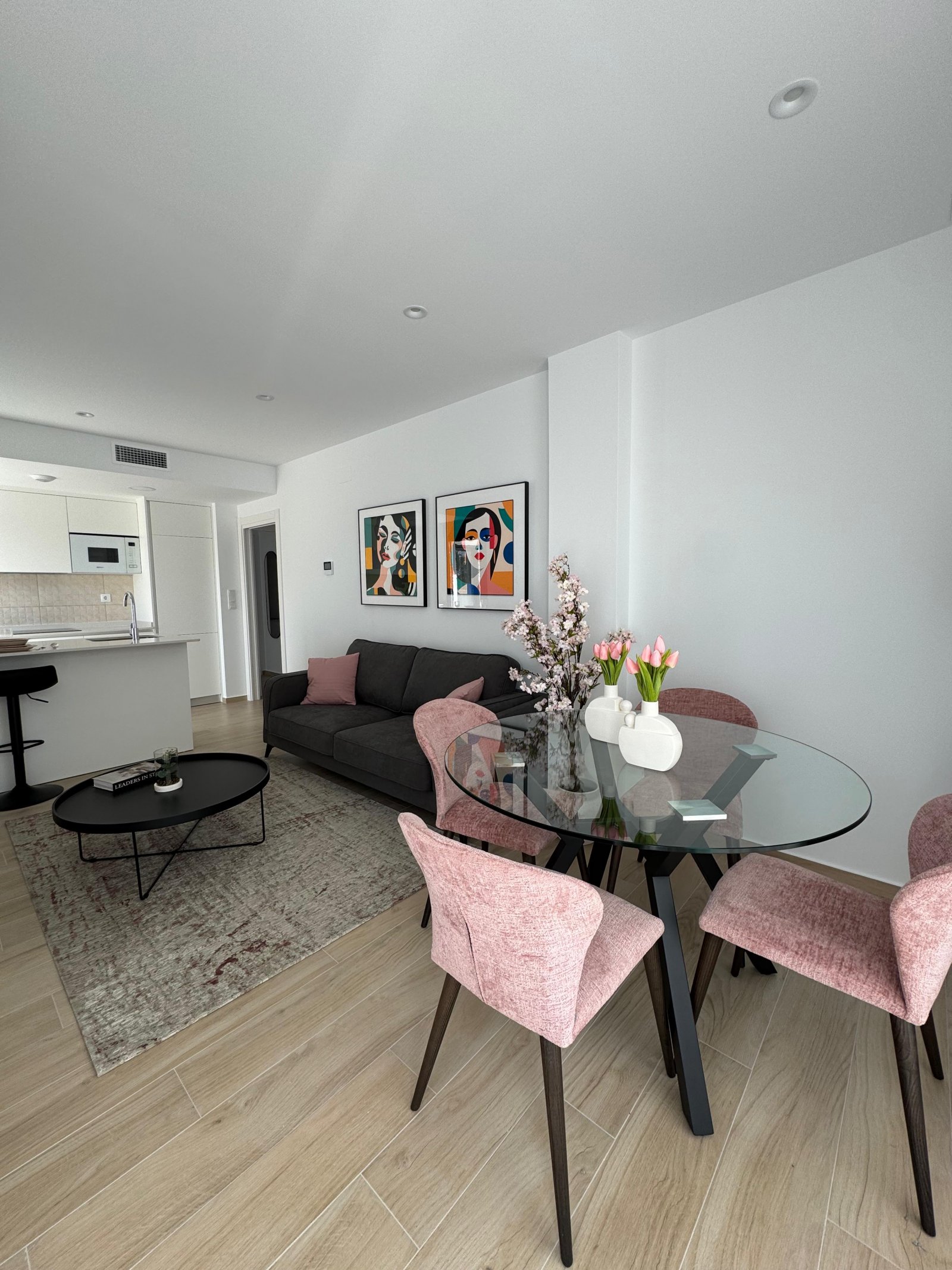  In Torre-Pacheco gelegen, bietet diese Wohnanlage eine Vielzahl von Wohnungen, darunter Apartments, Erdgeschosse und Penthäuser. Mit insgesamt 19 Imm