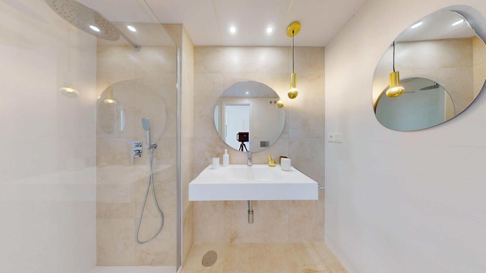 In der charmanten Stadt Águilas gelegen, bietet dieses Wohnresort ein einzigartiges Wohnerlebnis in erster Meereslinie. Mit insgesamt 52 Immobilien k