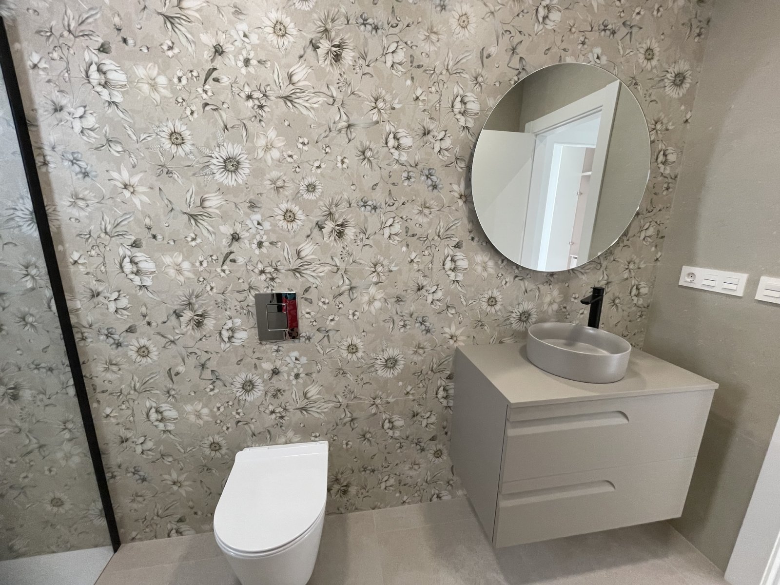 In der ruhigen Ortschaft Heredades gelegen, bietet dieses freistehende Chalet eine ideale Umgebung für diejenigen, die ein geräumiges und komfortable