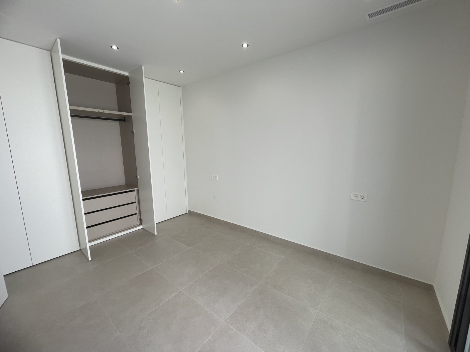 In der ruhigen Ortschaft Heredades gelegen, bietet dieses freistehende Chalet eine ideale Umgebung für diejenigen, die ein geräumiges und komfortable