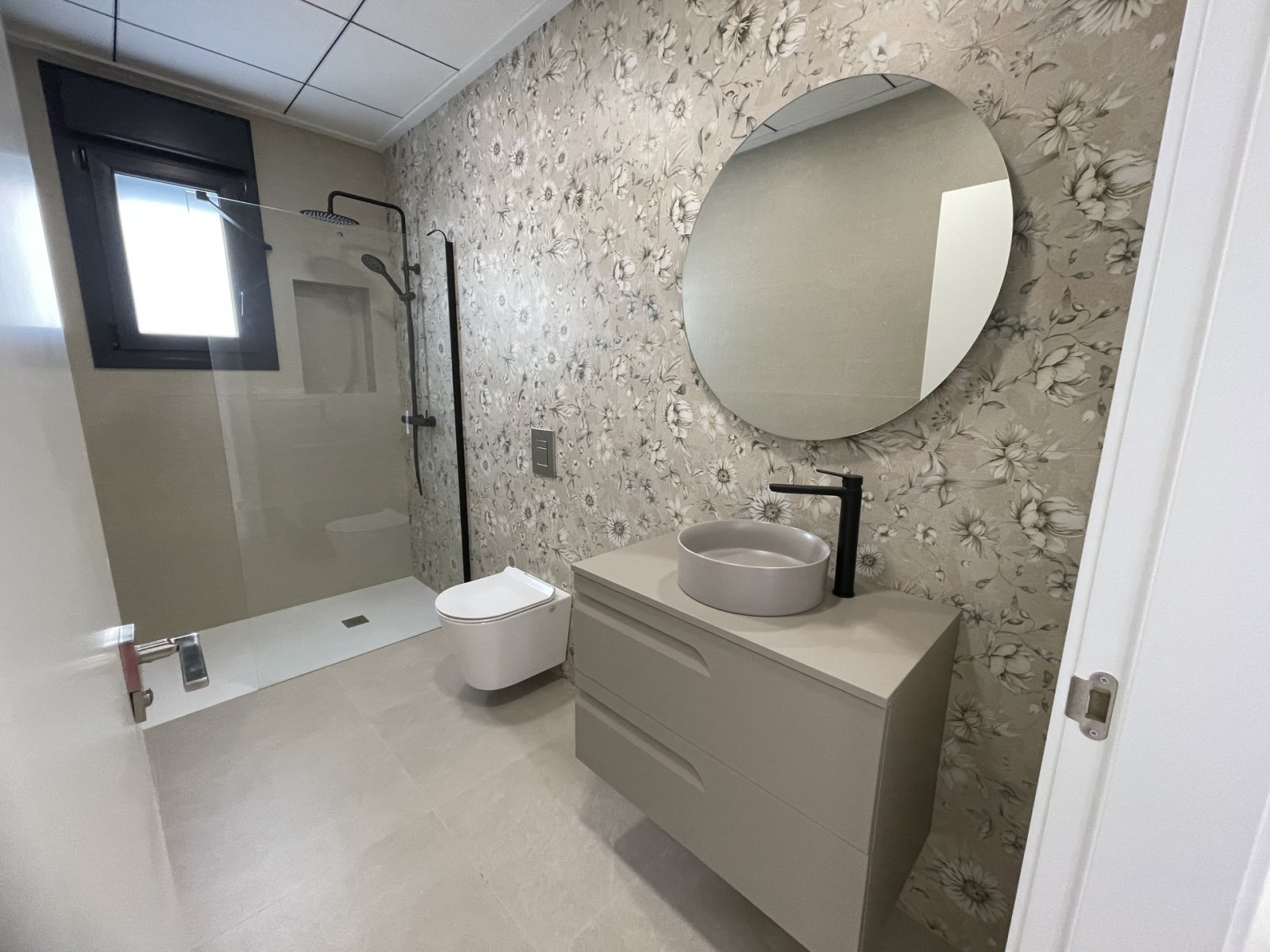 In der ruhigen Ortschaft Heredades gelegen, bietet dieses freistehende Chalet eine ideale Umgebung für diejenigen, die ein geräumiges und komfortable