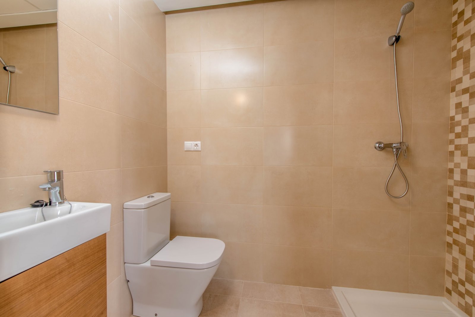 Im charmanten Ort Los Alcázares gelegen, bietet diese exklusive Wohnanlage 13 sorgfältig gestaltete Häuser, die den Bedürfnissen derjenigen gerecht w