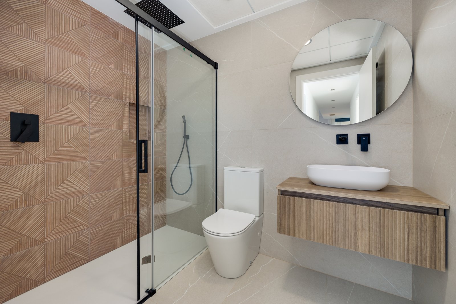 In der schönen Stadt Torrevieja gelegen, bietet diese exklusive Sammlung von 16 freistehenden Häusern eine ideale Umgebung für diejenigen, die ein Zu