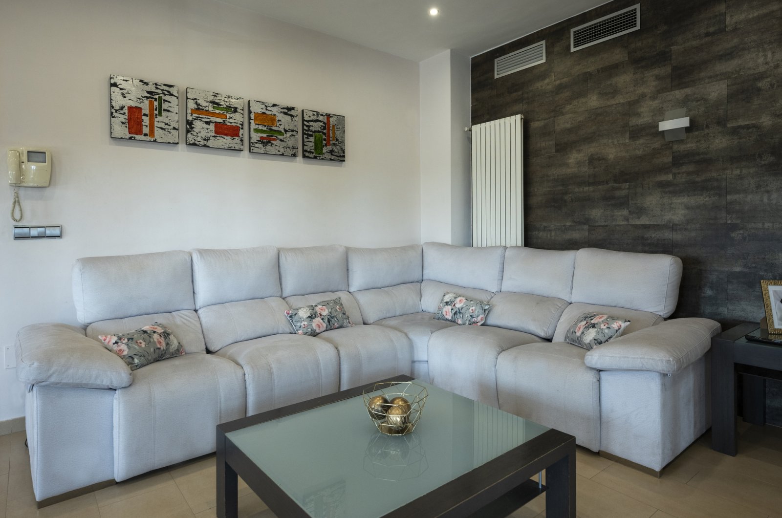 In der ruhigen Gegend von Jerónimo und Avileses gelegen, bietet diese exklusive Villa eine ideale Umgebung für diejenigen, die ein Zuhause in einer f