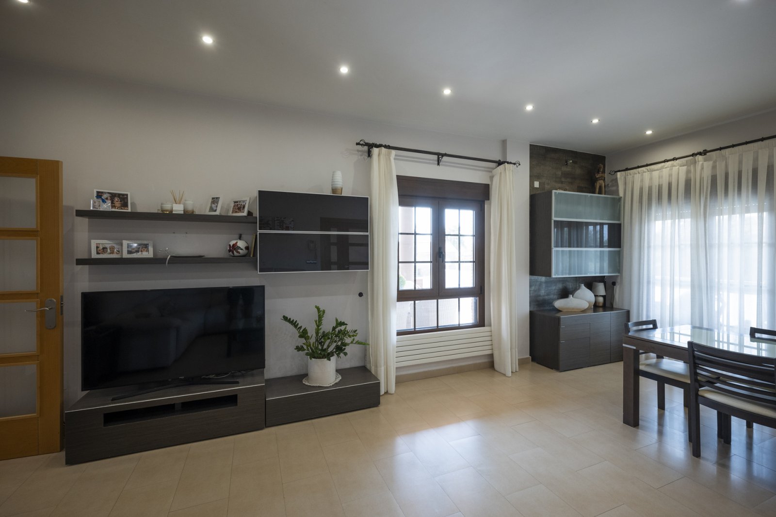 In der ruhigen Gegend von Jerónimo und Avileses gelegen, bietet diese exklusive Villa eine ideale Umgebung für diejenigen, die ein Zuhause in einer f