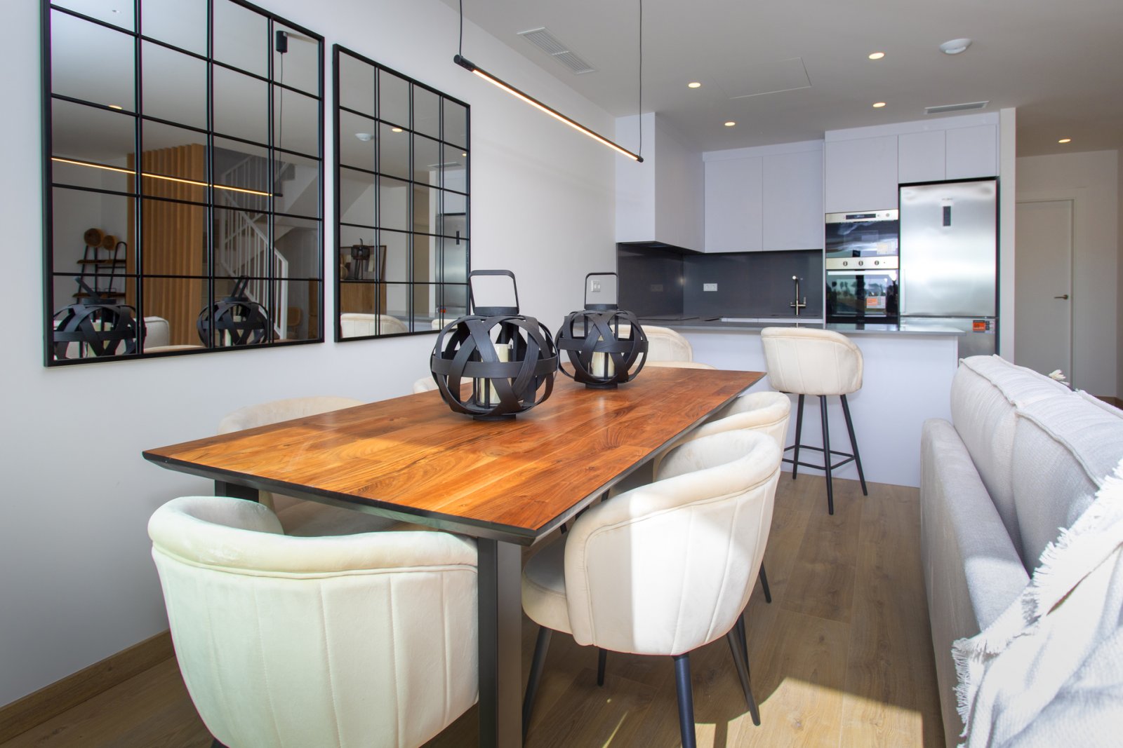 In Monforte del Cid gelegen, bietet diese exklusive Gemeinschaft von 29 Reihenhäusern eine einzigartige Wohnumgebung. Die Nähe zum Golfplatz, nur 280