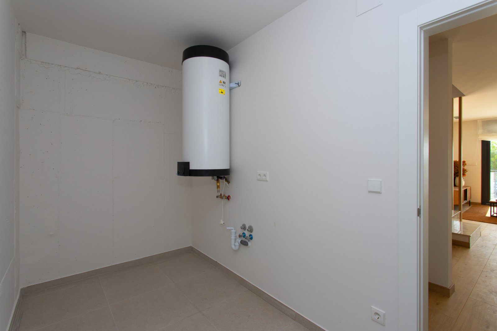 In Monforte del Cid gelegen, bietet diese exklusive Gemeinschaft von 29 Reihenhäusern eine einzigartige Wohnumgebung. Die Nähe zum Golfplatz, nur 280