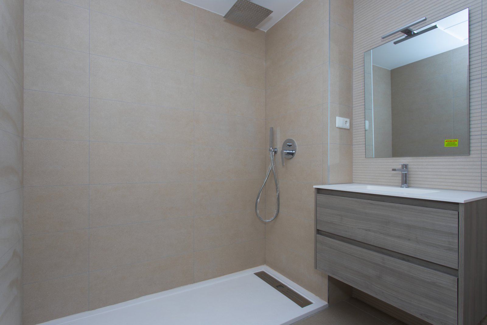 In Monforte del Cid gelegen, bietet diese exklusive Gemeinschaft von 29 Reihenhäusern eine einzigartige Wohnumgebung. Die Nähe zum Golfplatz, nur 280