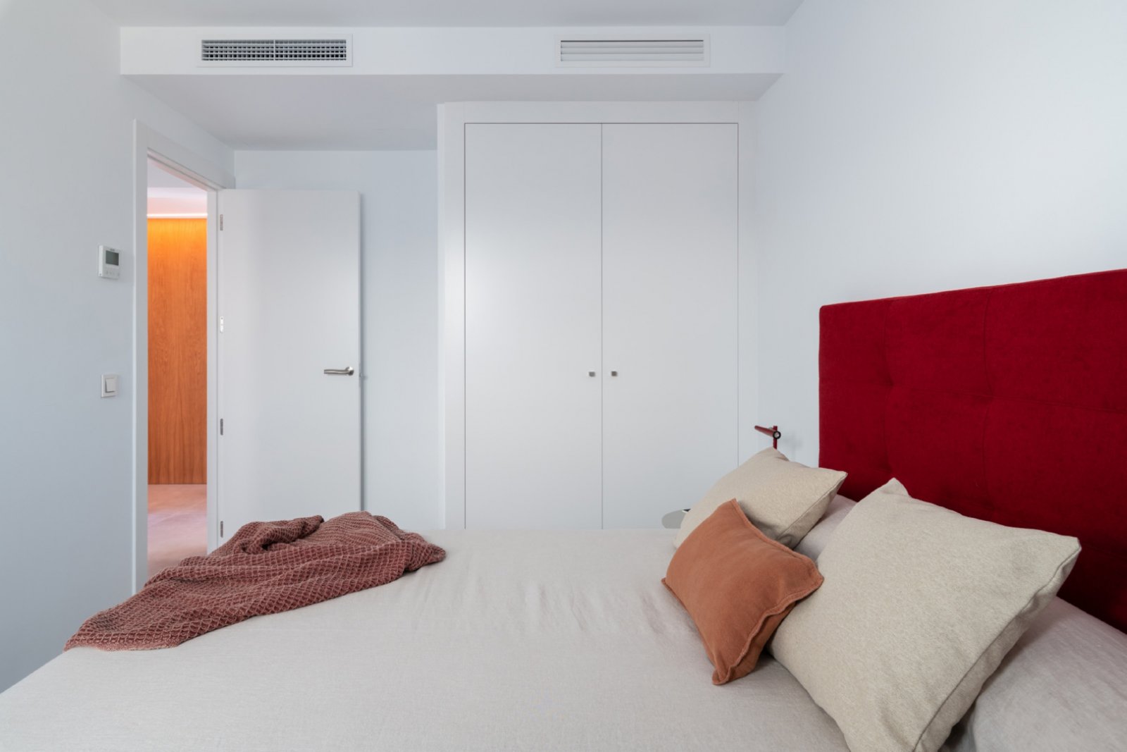 In der charmanten Ortschaft Benitachell gelegen, bieten diese exklusiven Villen eine privilegierte Umgebung mit Meerblick, nur 1 km von der Küste ent