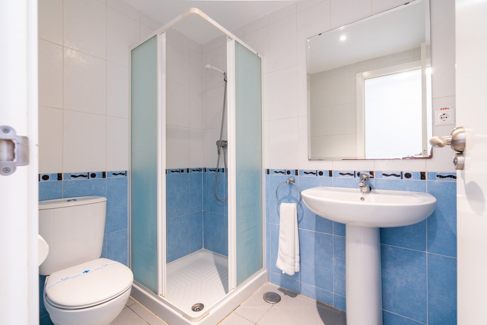 In der charmanten Stadt Calpe gelegen, bietet diese Wohnanlage eine exklusive Auswahl von 20 Immobilien, darunter Wohnungen und Penthäuser. Für dieje