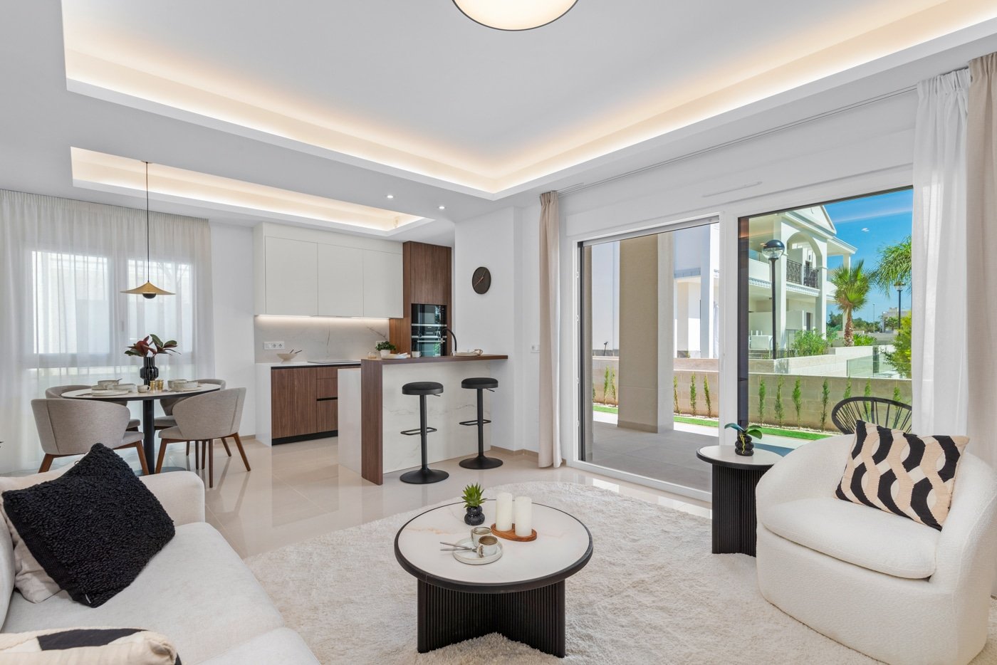 In der charmanten Stadt Ciudad Quesada gelegen, bietet diese exklusive Sammlung von 19 Bungalows eine perfekte Kombination aus Komfort und Stil. Mit