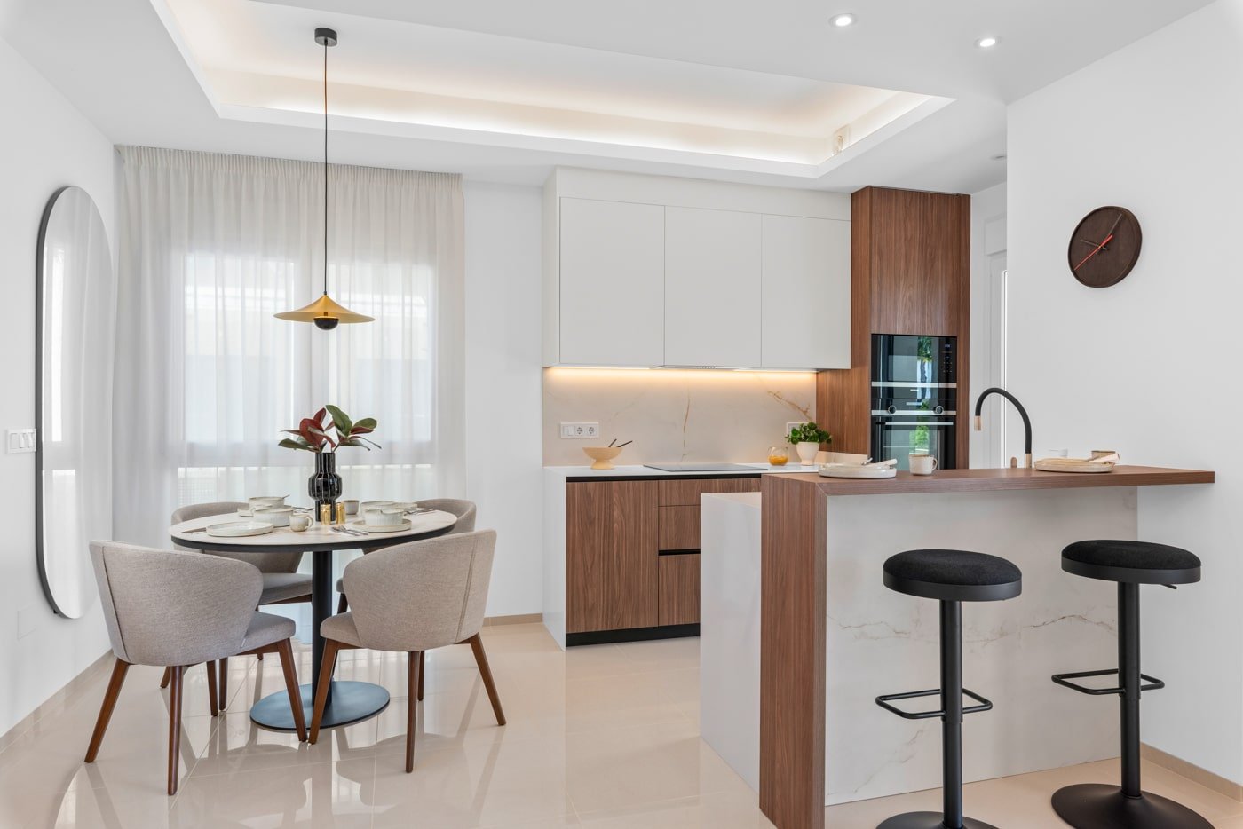 In der charmanten Stadt Ciudad Quesada gelegen, bietet diese exklusive Sammlung von 19 Bungalows eine perfekte Kombination aus Komfort und Stil. Mit