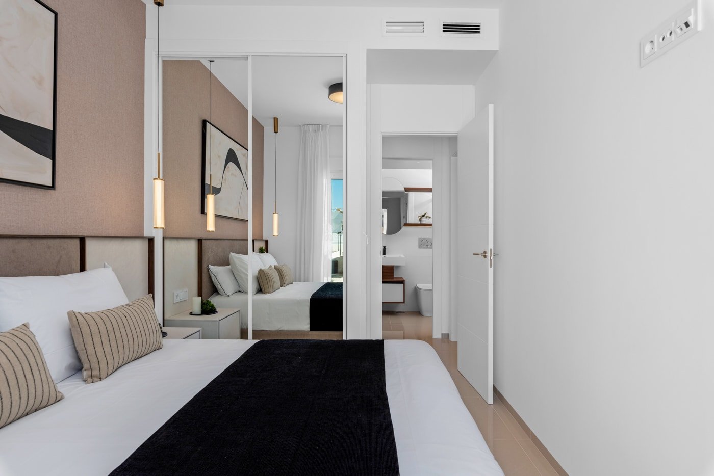 In der charmanten Stadt Ciudad Quesada gelegen, bietet diese exklusive Sammlung von 19 Bungalows eine perfekte Kombination aus Komfort und Stil. Mit