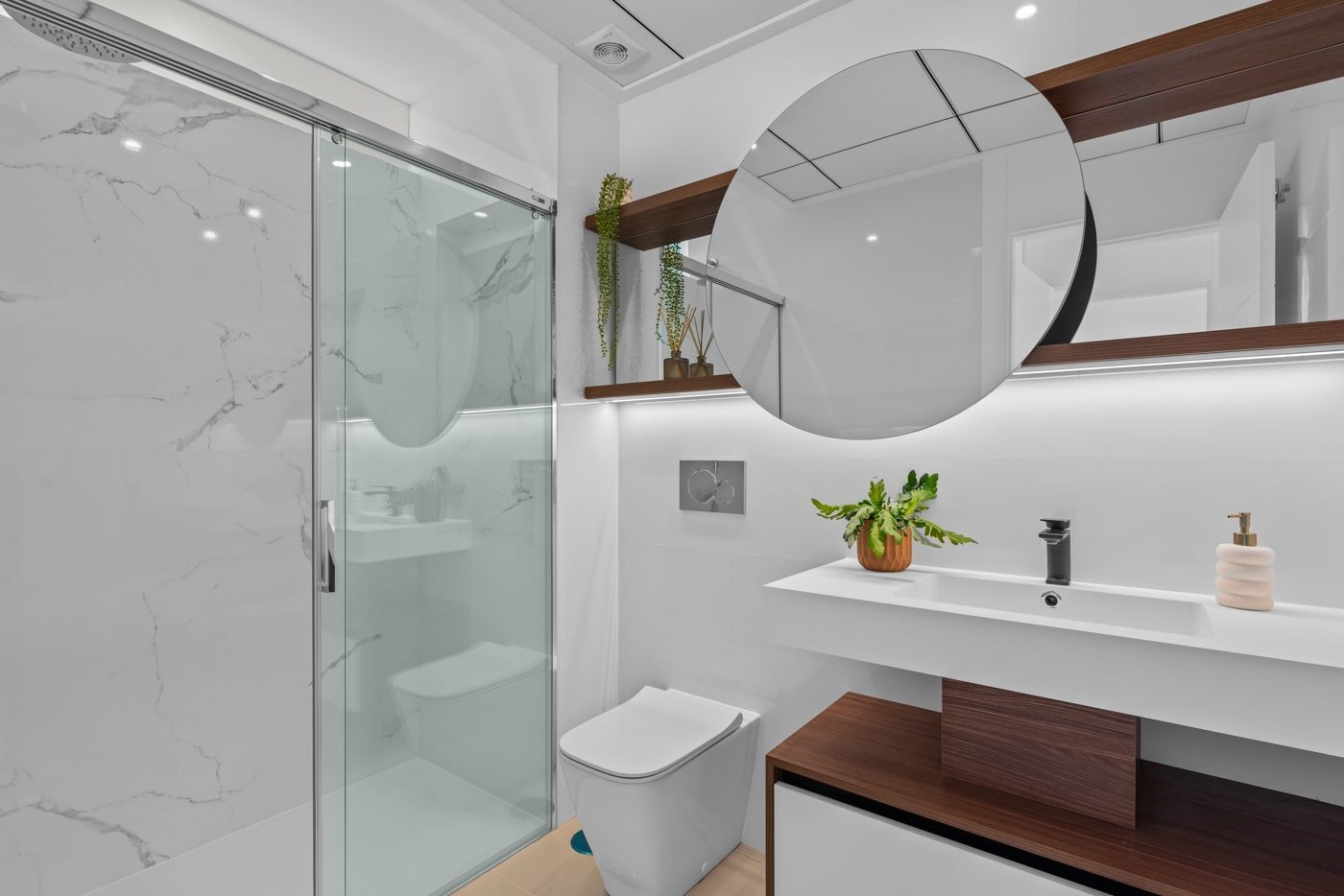 In der charmanten Stadt Ciudad Quesada gelegen, bietet diese exklusive Sammlung von 19 Bungalows eine perfekte Kombination aus Komfort und Stil. Mit