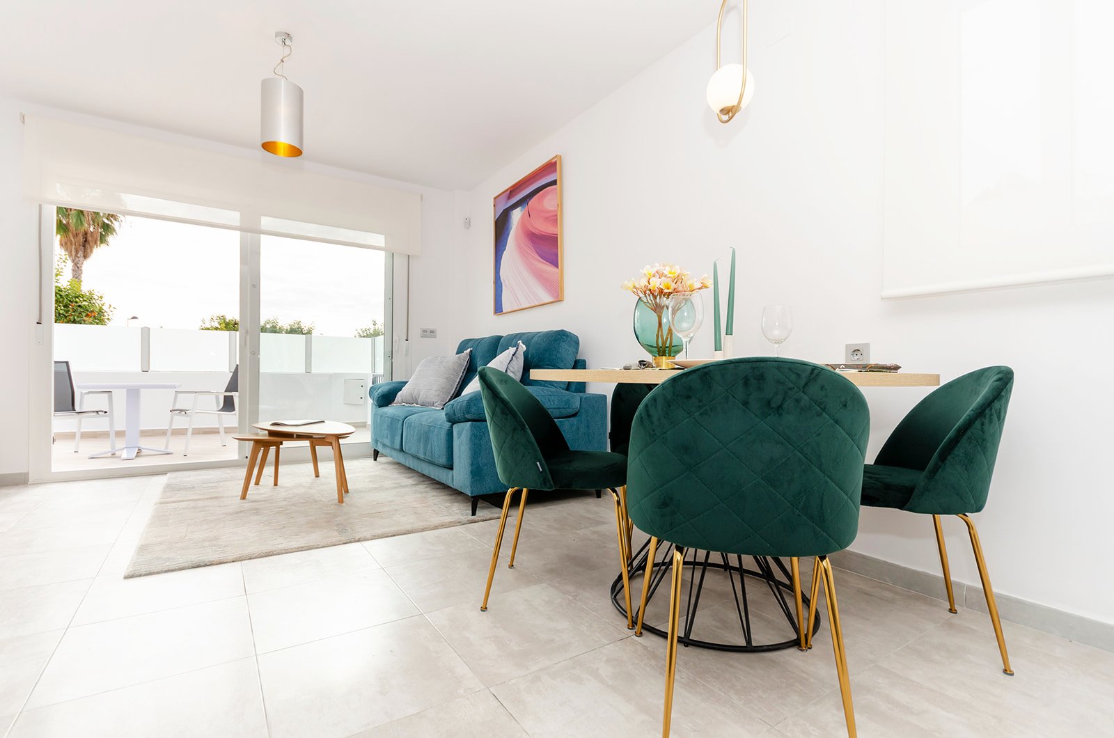 In der charmanten Stadt Torrevieja gelegen, bietet diese Wohnanlage eine exklusive Auswahl von 7 Reihenhäusern. Diese Häuser sind für diejenigen konz