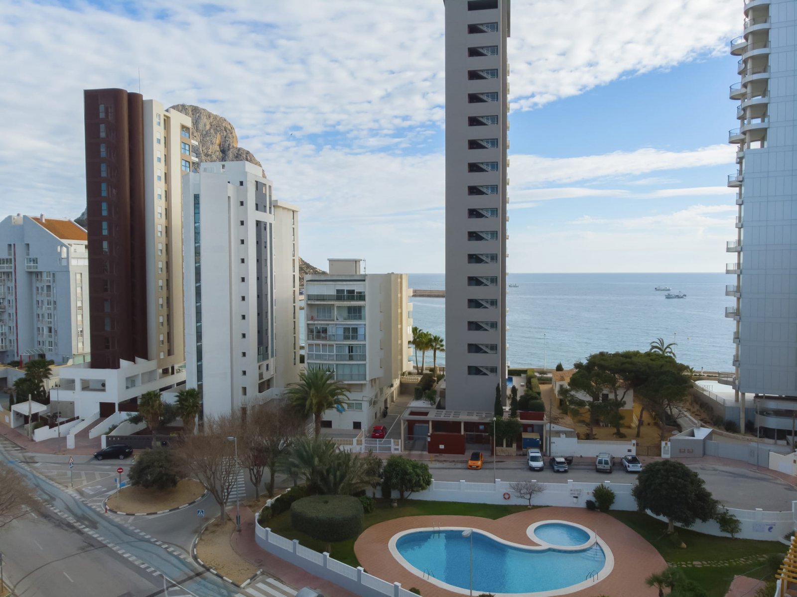 In der charmanten Stadt Calpe gelegen, bietet dieser exklusive Wohnkomplex 13 Apartments, die für das Leben am Meer konzipiert sind. Mit garantiertem