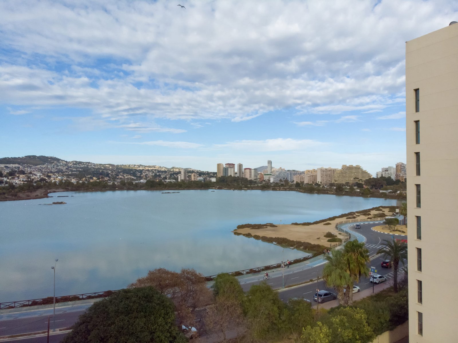 In der charmanten Stadt Calpe gelegen, bietet dieser exklusive Wohnkomplex 13 Apartments, die für das Leben am Meer konzipiert sind. Mit garantiertem