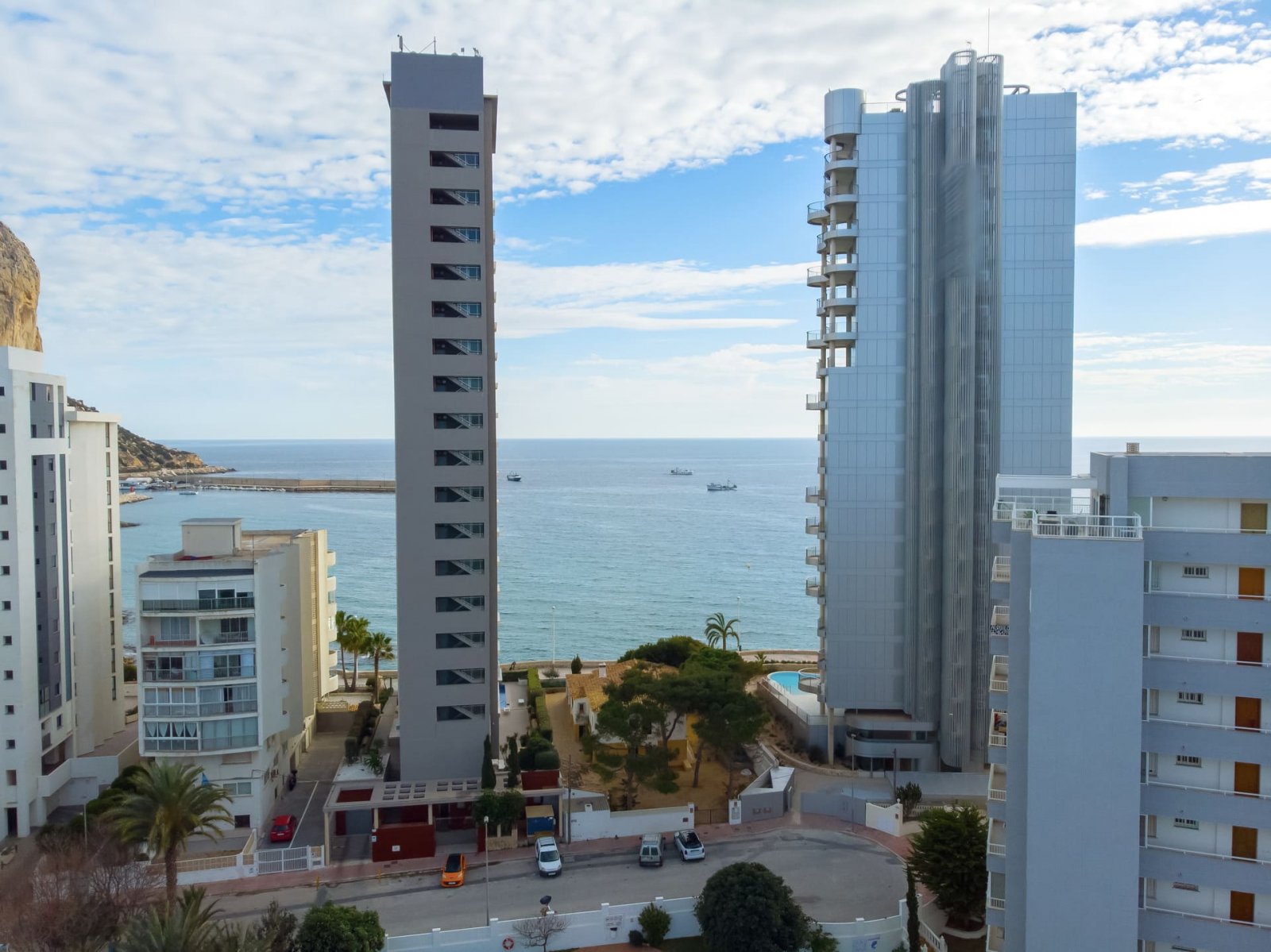 In der charmanten Stadt Calpe gelegen, bietet dieser exklusive Wohnkomplex 13 Apartments, die für das Leben am Meer konzipiert sind. Mit garantiertem