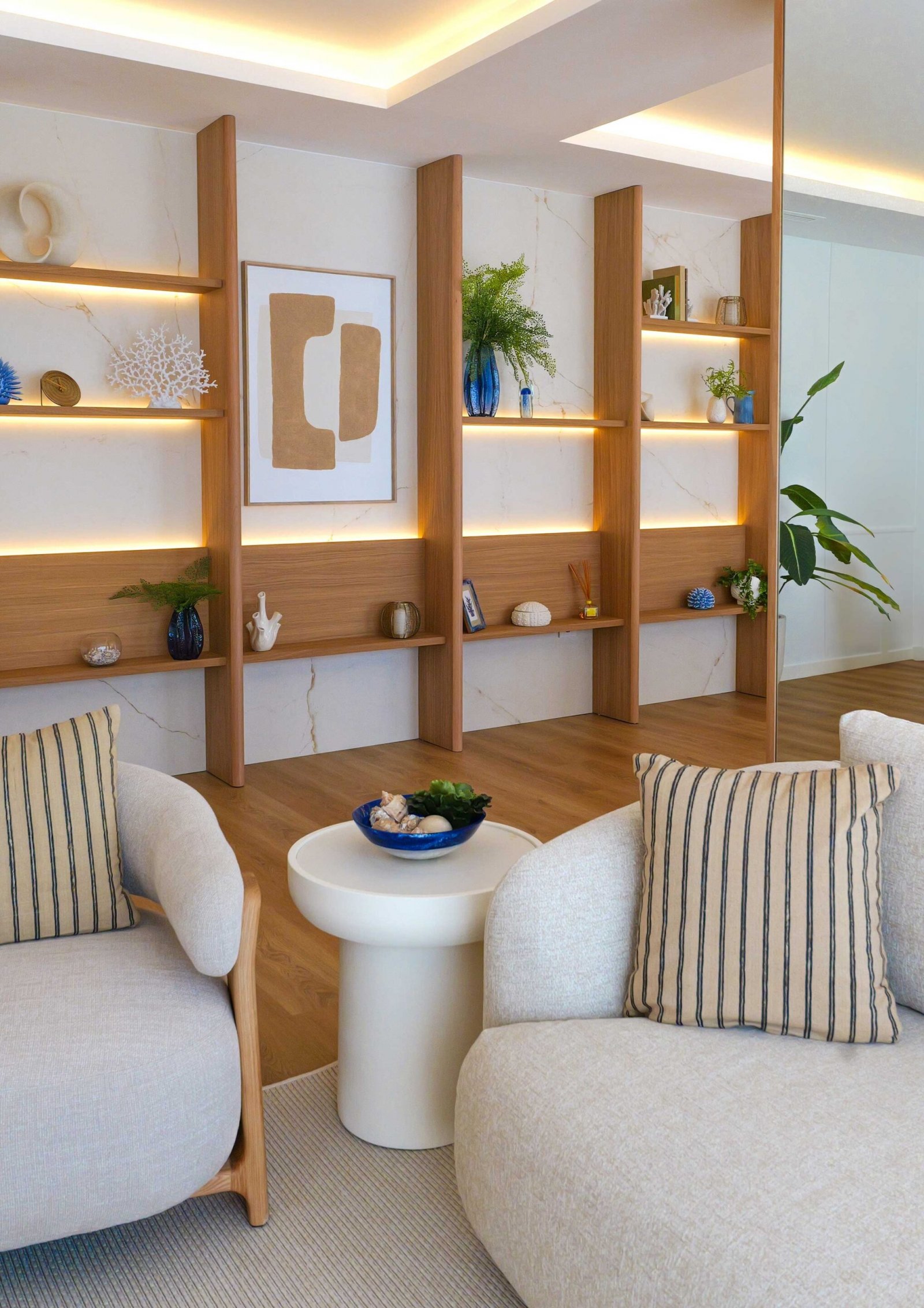 In der exklusiven Gegend von La Manga gelegen, bietet dieser Wohnkomplex ein einzigartiges Wohnerlebnis mit beeindruckendem Meerblick. Mit insgesamt