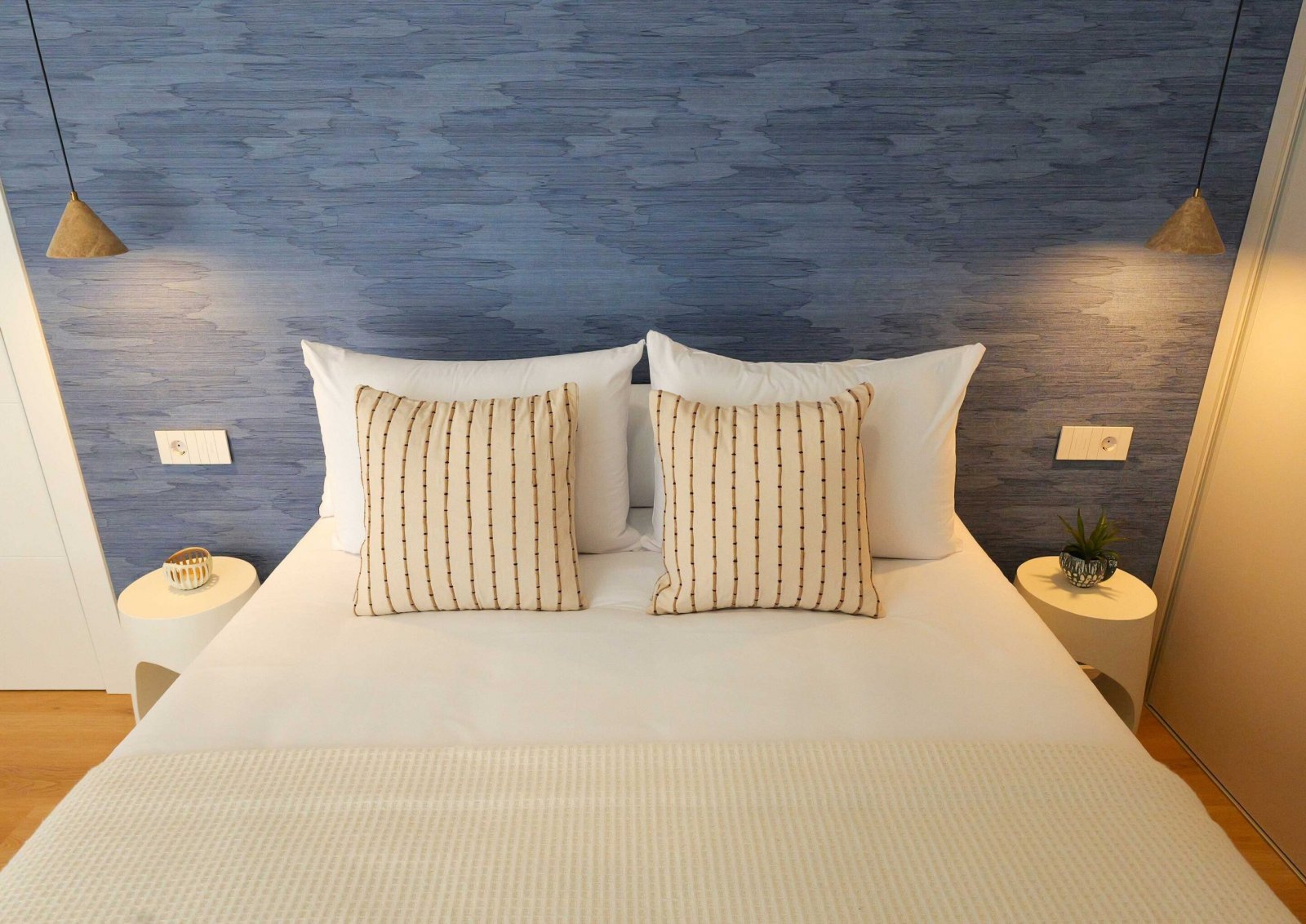 In der exklusiven Gegend von La Manga gelegen, bietet dieser Wohnkomplex ein einzigartiges Wohnerlebnis mit beeindruckendem Meerblick. Mit insgesamt