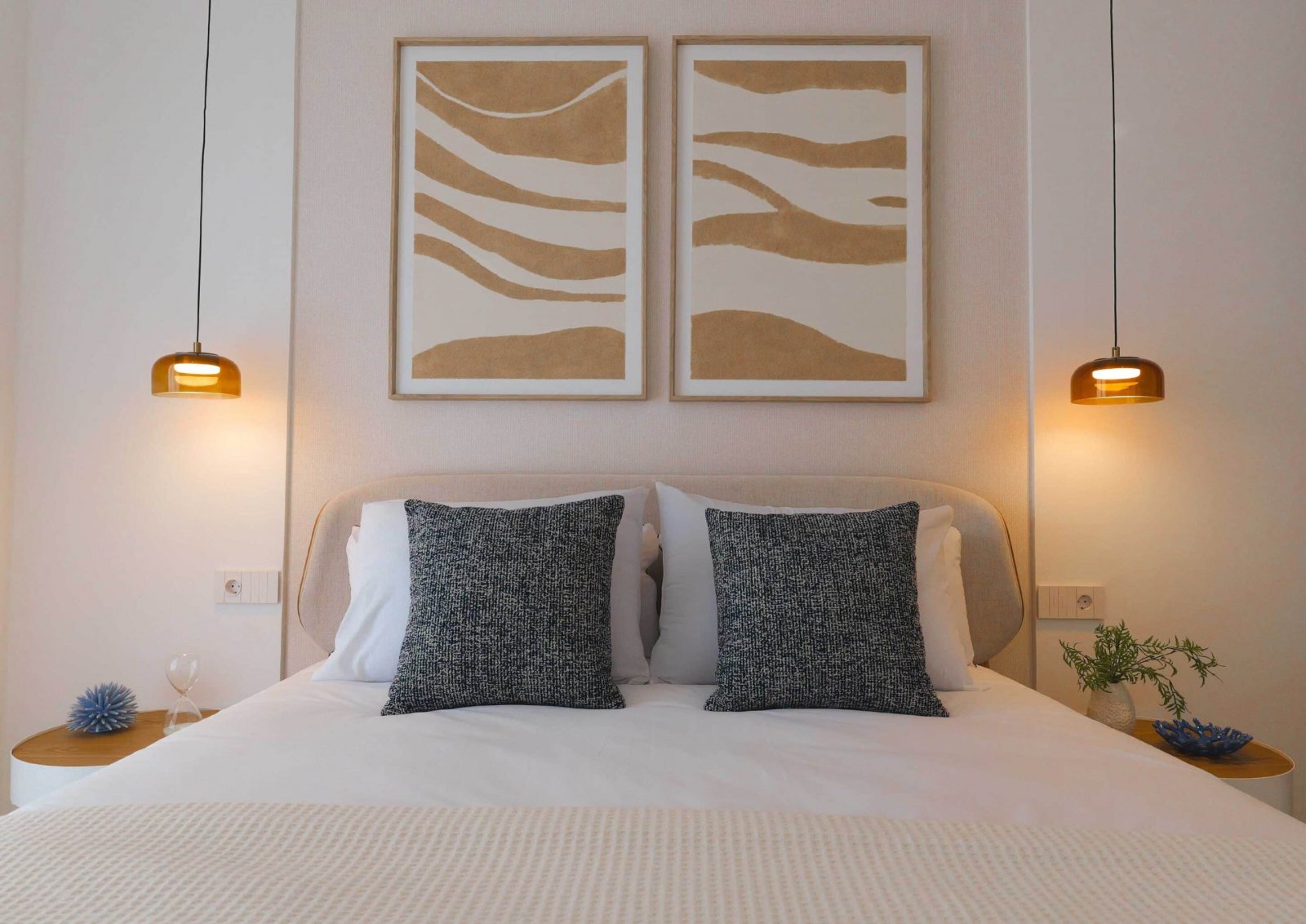 In der exklusiven Gegend von La Manga gelegen, bietet dieser Wohnkomplex ein einzigartiges Wohnerlebnis mit beeindruckendem Meerblick. Mit insgesamt