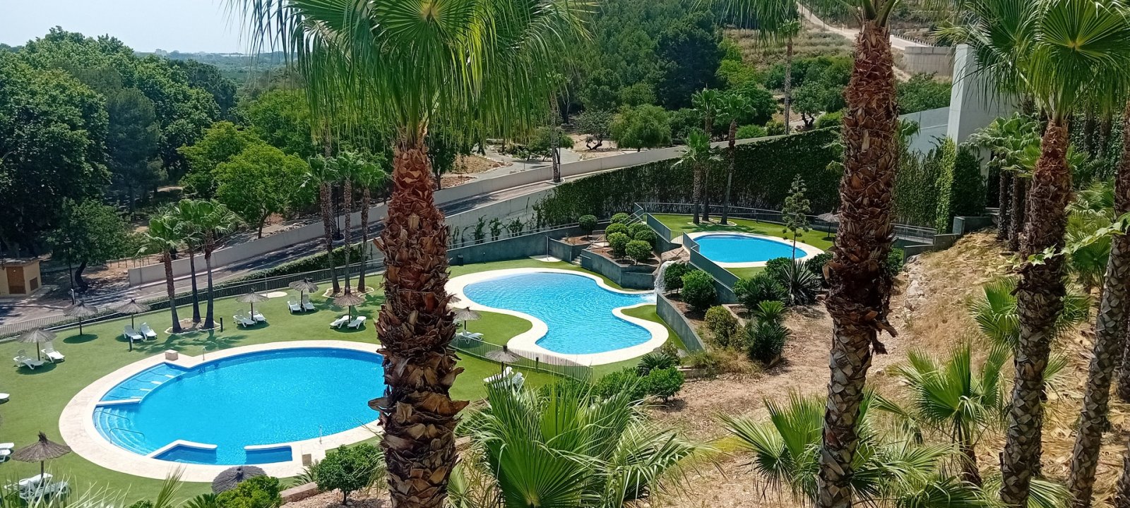 In der charmanten Ortschaft Xeresa gelegen, bietet diese Wohnanlage eine Auswahl von 43 Wohnungen, die für das mediterrane Umfeld konzipiert sind. Mi