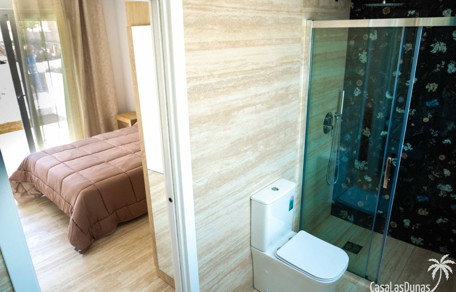  Diese Villa ist schlüsselfertig und sofort bezugsfertig! Sie befindet sich am Golfplatz La Marquesa in Quesada. Sie besteht aus drei Ebenen: einem Un