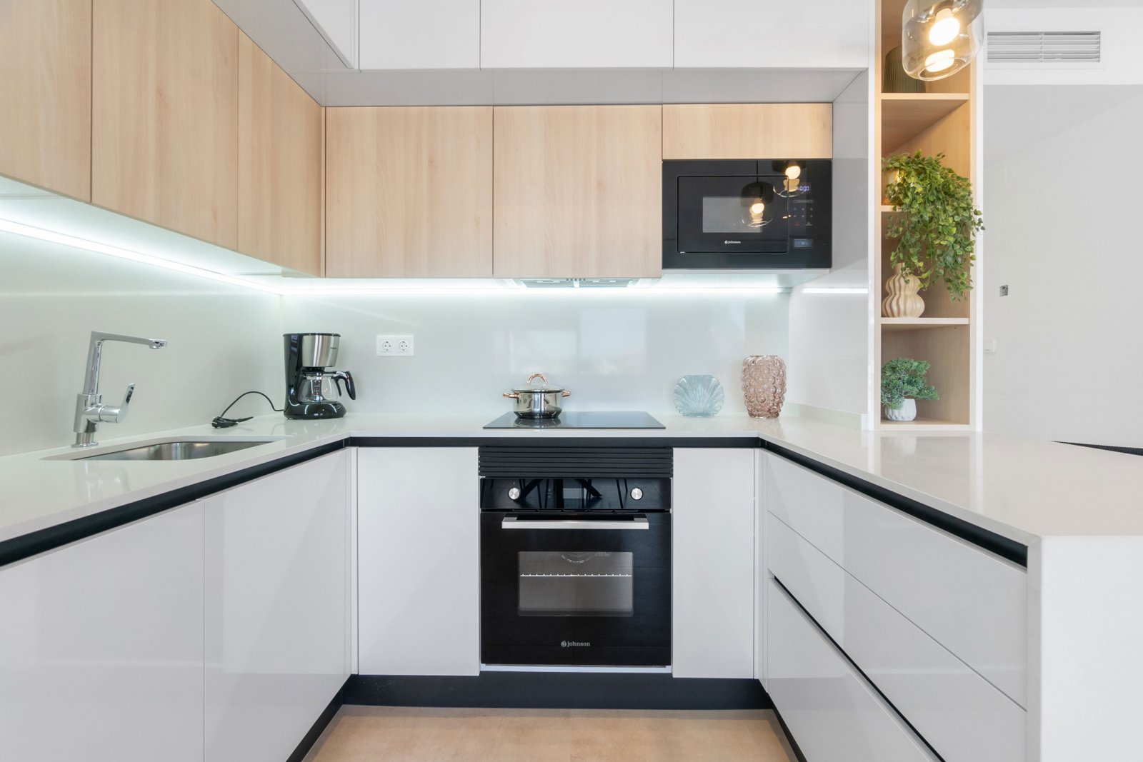  In der charmanten Stadt Torrevieja gelegen, bietet dieser Wohnkomplex eine Auswahl von 34 High-Bungalow- und Low-Bungalow-Immobilien. Diese Wohnungen