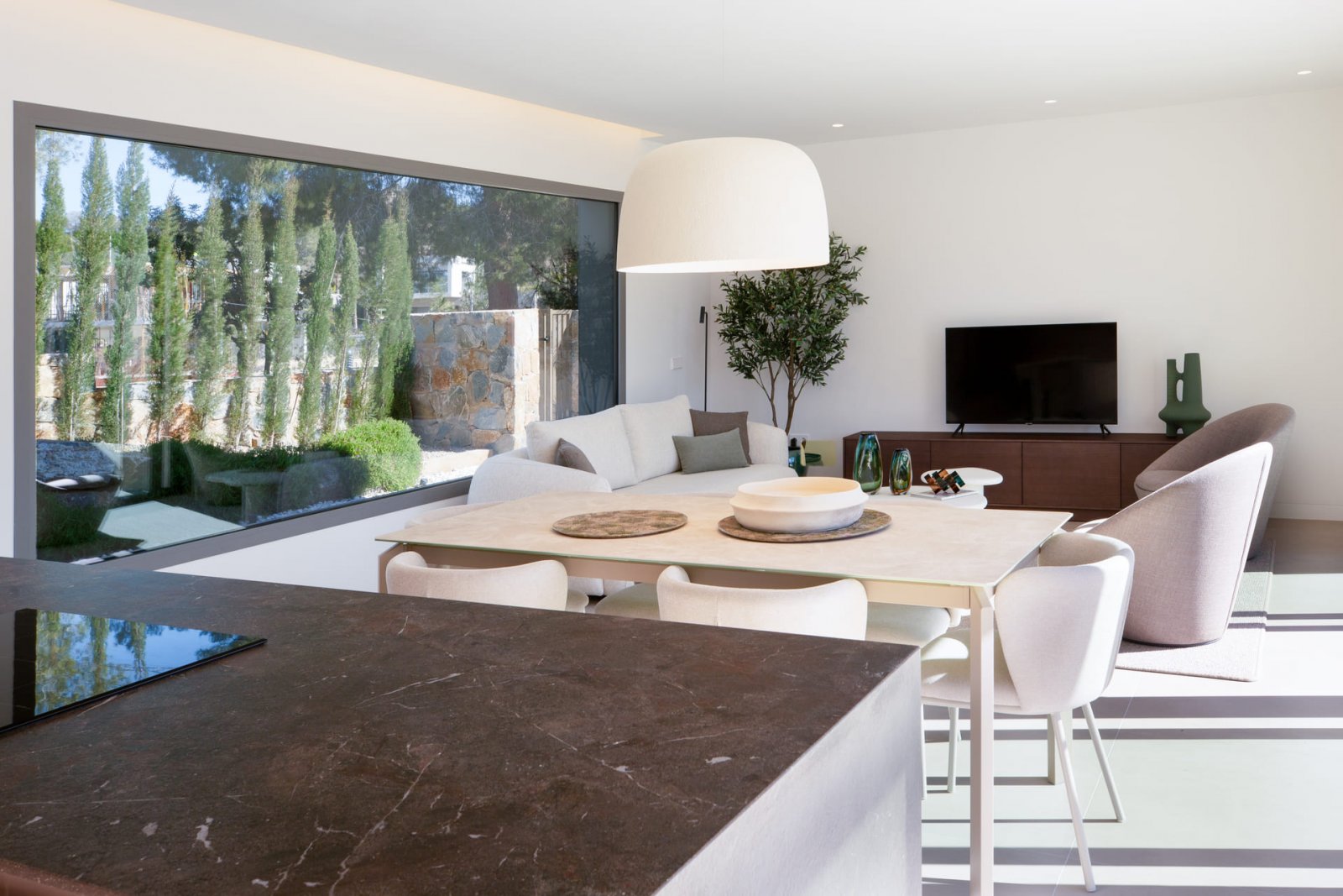 In der exklusiven Gegend von Dehesa de Campoamor gelegen, bietet diese Sammlung von 16 Immobilien eine privilegierte Umgebung für diejenigen, die ein