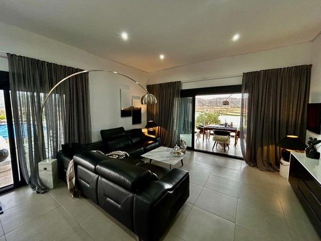 In der charmanten Umgebung von Torre del Rico gelegen, bietet dieses freistehende Chalet die perfekte Kombination aus Privatsphäre und Komfort. Entwo