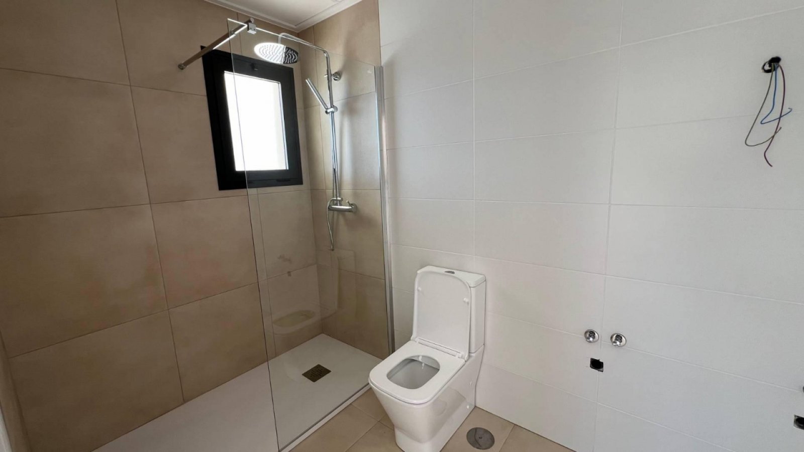 In der charmanten Umgebung von Torre del Rico gelegen, bietet dieses freistehende Chalet die perfekte Kombination aus Privatsphäre und Komfort. Entwo