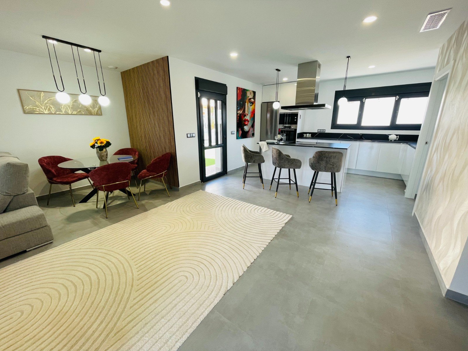 In der charmanten Stadt Torrevieja gelegen, bietet dieses exklusive Immobilienangebot zwei unabhängige Häuser, die durch ihr modernes und funktionale