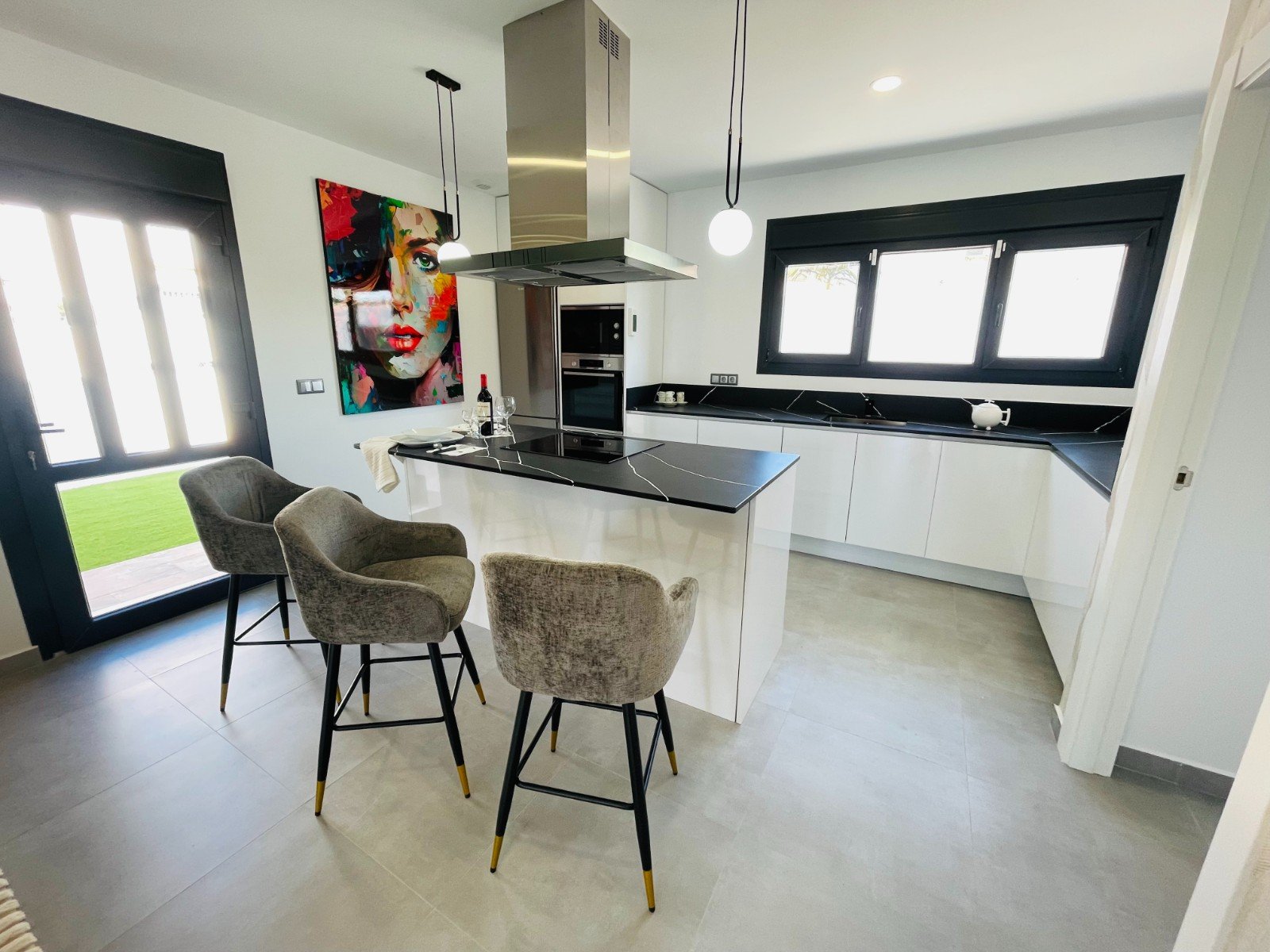 In der charmanten Stadt Torrevieja gelegen, bietet dieses exklusive Immobilienangebot zwei unabhängige Häuser, die durch ihr modernes und funktionale