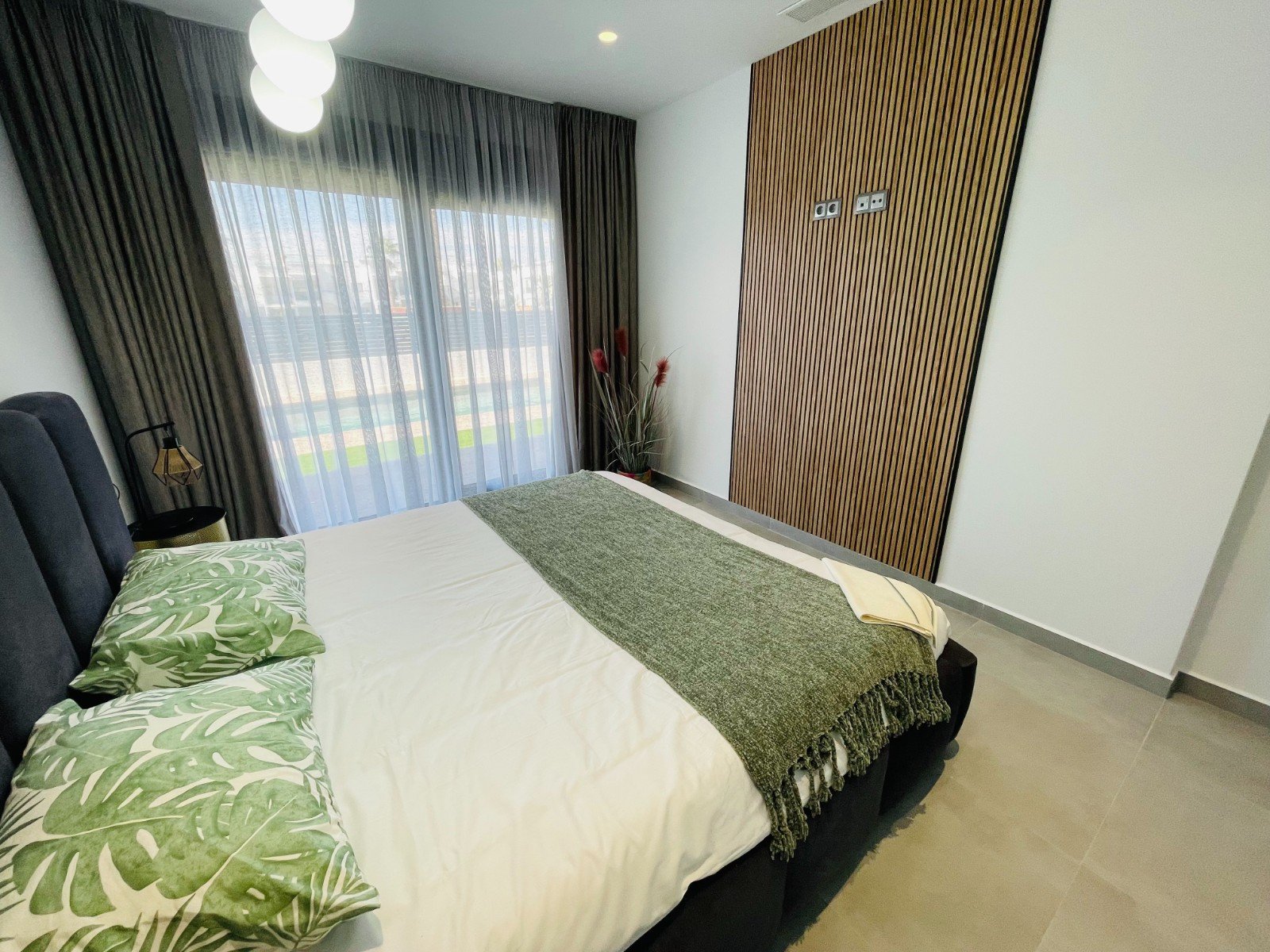 In der charmanten Stadt Torrevieja gelegen, bietet dieses exklusive Immobilienangebot zwei unabhängige Häuser, die durch ihr modernes und funktionale