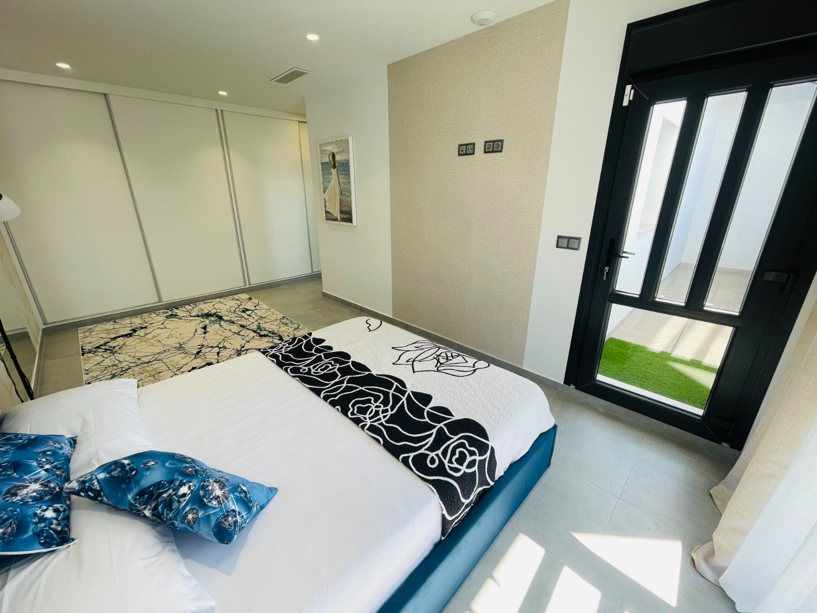 In der charmanten Stadt Torrevieja gelegen, bietet dieses exklusive Immobilienangebot zwei unabhängige Häuser, die durch ihr modernes und funktionale