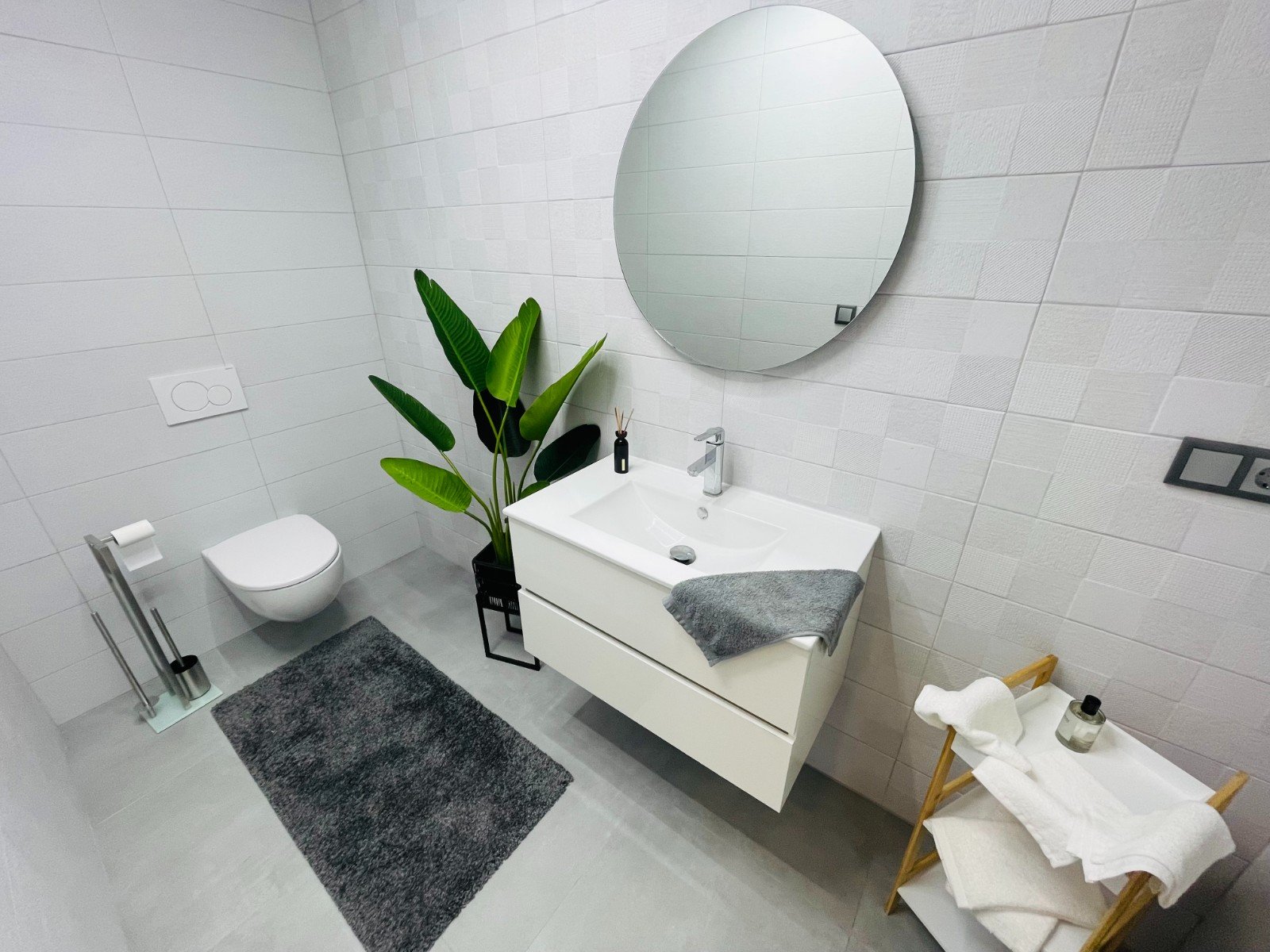 In der charmanten Stadt Torrevieja gelegen, bietet dieses exklusive Immobilienangebot zwei unabhängige Häuser, die durch ihr modernes und funktionale