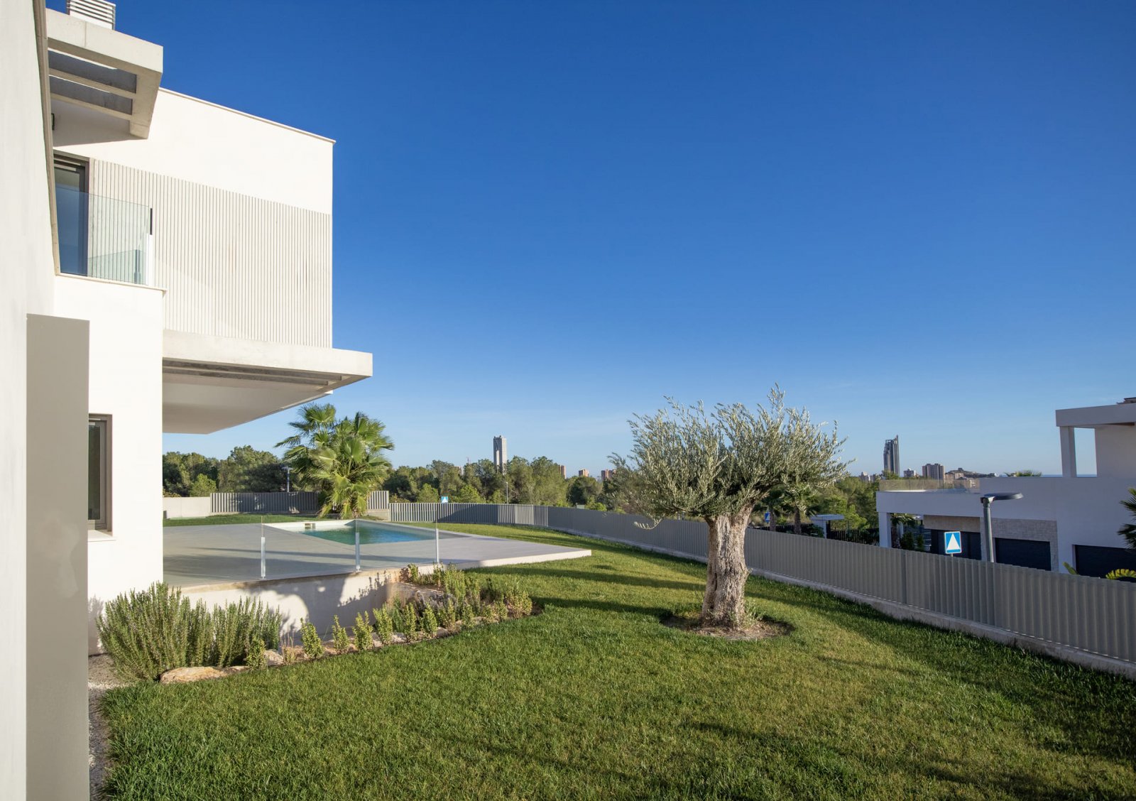 Diese exklusive Sammlung unabhängiger Häuser befindet sich in der charmanten Stadt Finestrat und bietet eine privilegierte Umgebung mit Meerblick. Di