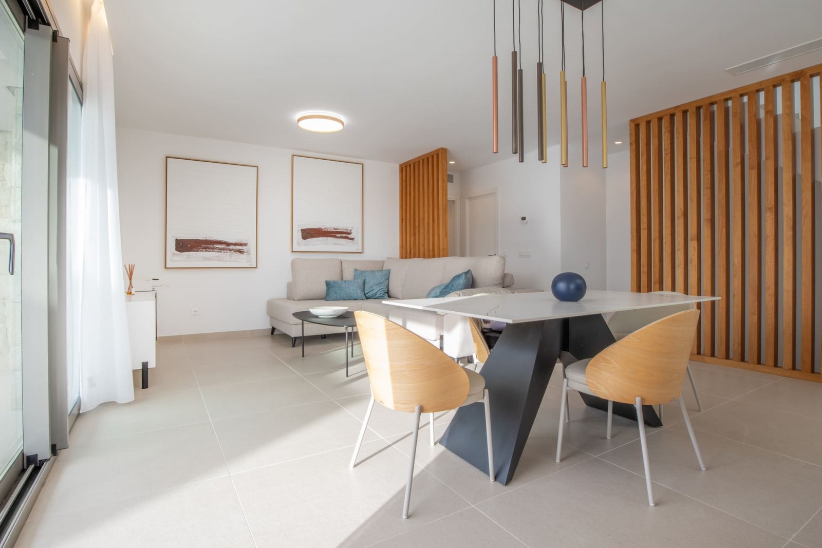 Diese exklusive Sammlung unabhängiger Häuser befindet sich in der charmanten Stadt Finestrat und bietet eine privilegierte Umgebung mit Meerblick. Di